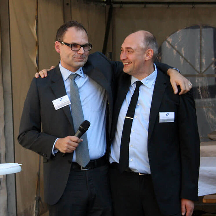 foto-von-peter-horvath-und-hermann-oberschelp-arm-in-arm