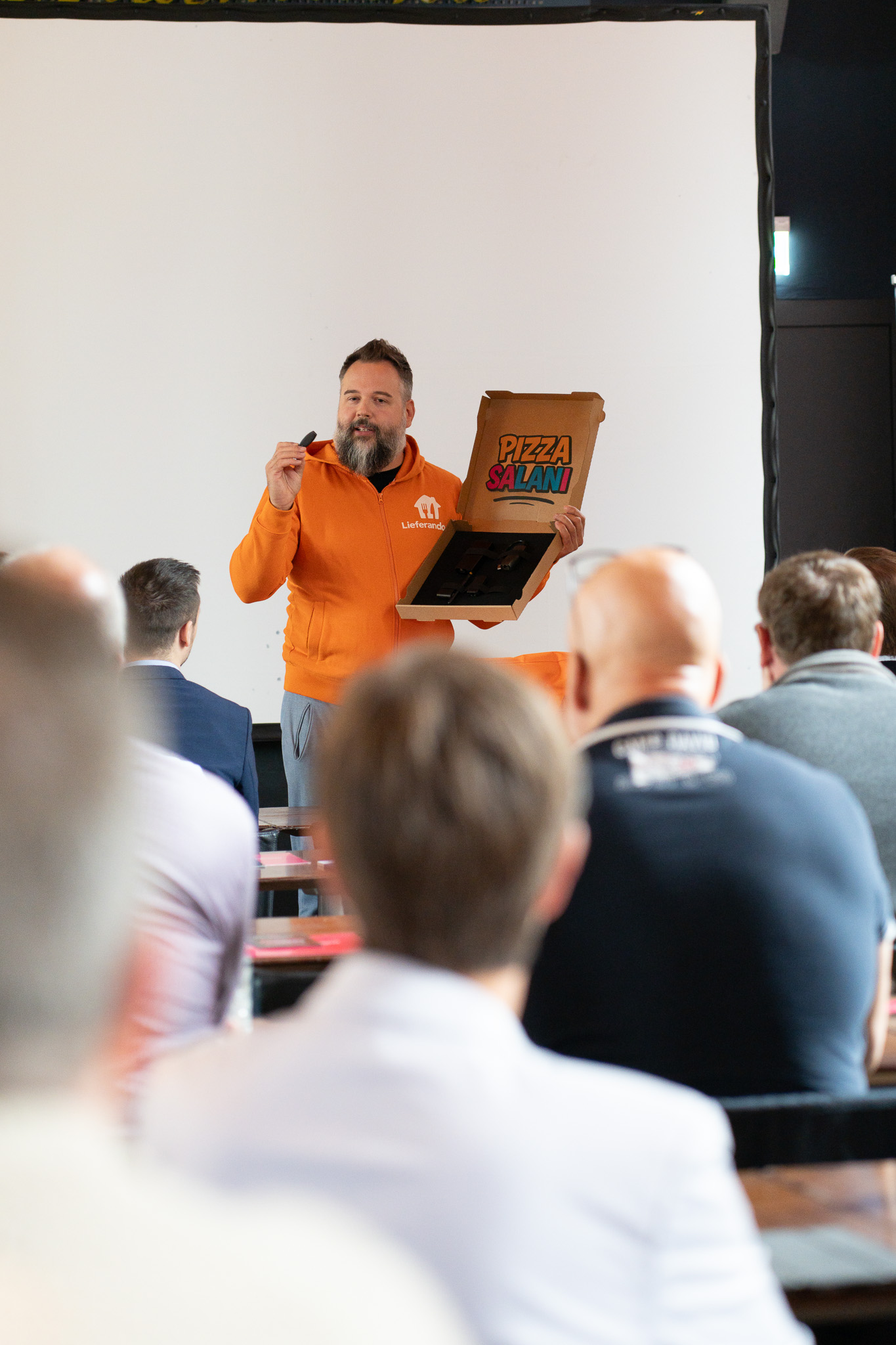 Henry Werner präsentiert einen USB Stick aus einer Pizzabox