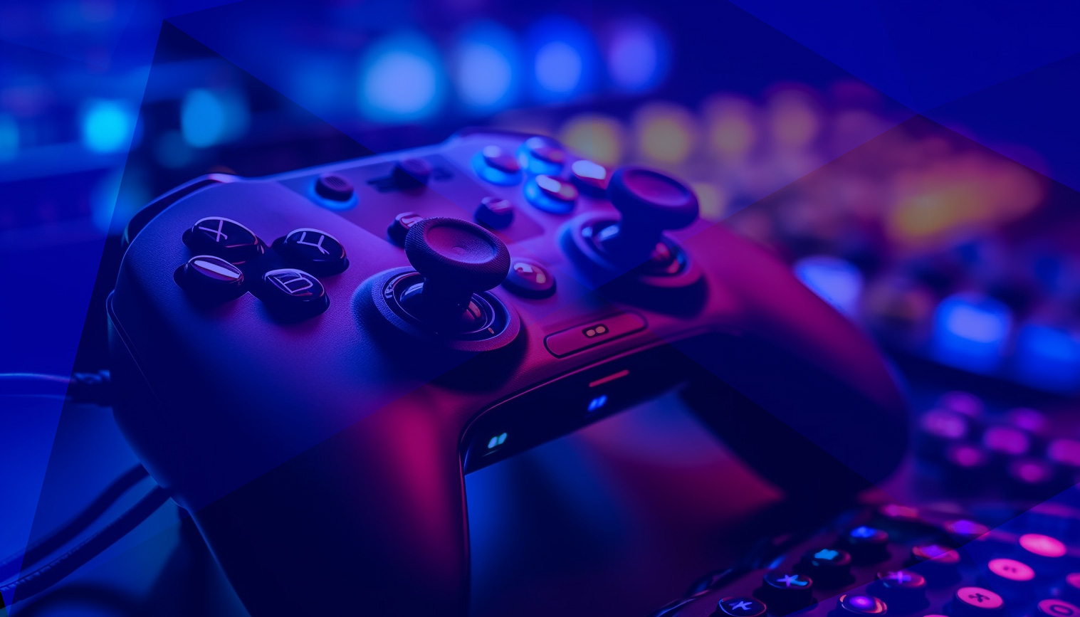Gaming-Controller im Neonlicht auf einer bunten Esport-Bühne.